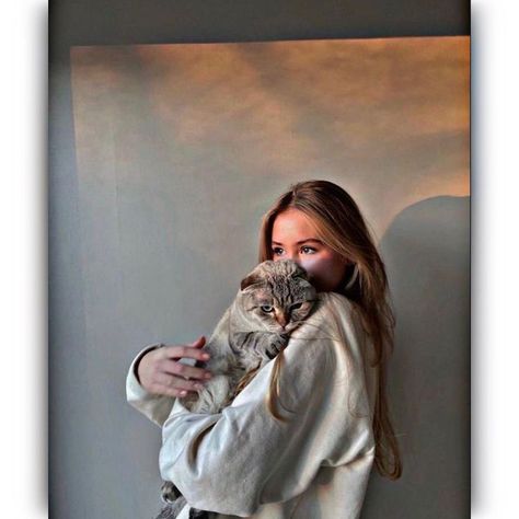 Photo With Cat Ideas Aesthetic, Cat And Me Photoshoot, Pictures With Cats Instagram, Cat Pic Ideas, Cat Inspo Pics, Cat Picture Ideas, Pics With Cats Ideas, Selfie With Cat Aesthetic, Cat Photoshoot With Owner