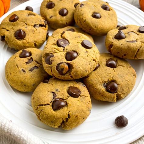 Pumpkin Protein Cookies, Pumpkin Chip, Pumpkin Protein, High Protein Desserts, Cookies Vegan, Pumpkin Chocolate Chip Cookies, Protein Desserts, Protein Cookies, Gluten Free Sweets