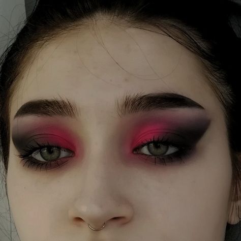 Black Euphoria Makeup, Pink And Black Eye Makeup, Black And Pink Makeup, Draculaura Makeup, Black Makeup Looks, Hoco 2023, Colourful Makeup, E Girl Makeup, Rock Makeup