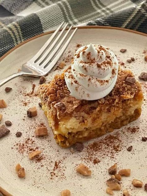 Easy Pumpkin Dump Cake Recipe, Easy Pumpkin Dump Cake, Easy Pumpkin Recipes Desserts, Delicious Thanksgiving Desserts, Pumpkin Dump Cake Recipe, Easy Dump Cake Recipe, Pumpkin Dump, Easy Pumpkin Dessert, Pumpkin Cravings