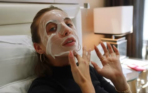 Emma Chamberlain Videos, Youtube Videos Aesthetic, Emma Chamberlain Youtube, Vogue Youtube, Lifestyle Vision Board, Vogue Beauty Secrets, Self Care Sunday, Videos Aesthetic, Vogue Beauty