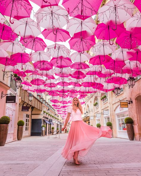 Pink umbrella sky in Village Royal in Paris in 2020 Paris Umbrella, Chicago Senior Pictures, Fun Places In Chicago, Chicago Summer Outfit, Spots In Paris, Chicago Vacation, Places In Chicago, Chicago Aesthetic, Chicago Summer