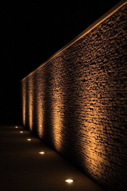 Outdoor Wall Down Lights, Out Door Lighting, Uplights Outdoor, House Exterior Lighting Ideas, Gate Lights Entrance, Wallwasher Lighting, Stone Wall Lighting, Exterior House Lighting, Outdoor Wall Lighting Ideas