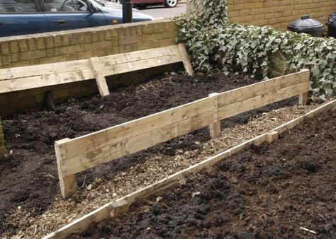 Backyard Water Feature Diy, Wooden Garden Borders, Pallet Flower Box, Wood Garden Edging, Allotment Ideas, Flower Bed Borders, Orange Ranunculus, Flower Bed Edging, Pallet Projects Garden