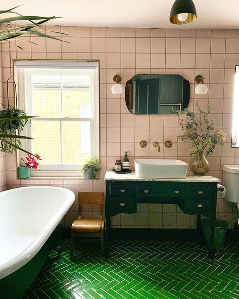 15 Ideas for Gorgeous Green Bathrooms Pink And Green Bathroom, Green And Pink Bathroom, Seafoam Green Bathroom, Lime Green Bathrooms, Dark Green Bathrooms, Green Tile Bathroom, Green Bathroom Decor, Retro Bathrooms, Pink Tiles