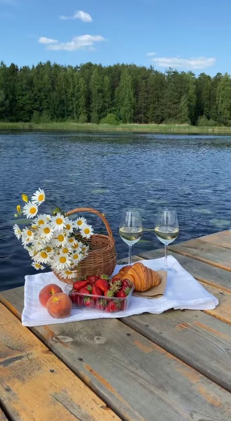 Picnic Reference, 4d Reality, Lakeside Picnic, Picnic Date Food, Tomato Tomato, Cottage Summer, Wine Flowers, Picnic Engagement, Dream Dates