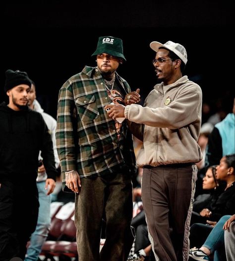 Brown Clothes Aesthetic, Brown Flannel Outfit, Flannel Streetwear, Chris Brown Photoshoot, Chris Brown Outfits, Chris Brown Style, Chris Brown Pictures, Nba Fashion, Dark Skin Boys