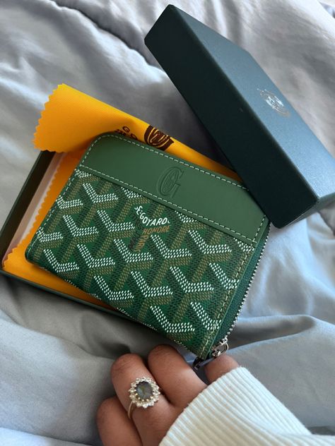 Designer Wallet Aesthetic, Goyard Card Holder Aesthetic, Cardholder Aesthetic, Goyard Card Holder, Sneakerhead Room, Green Wallet, Goyard Wallet, Handbag Essentials, Goyard Bag