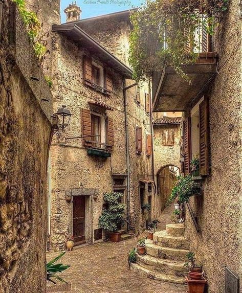 Italian Courtyard, Vila Medieval, Stone Buildings, Stone Building, Garda Italy, Italian Village, Destination Voyage, Italy Photo, Old Stone