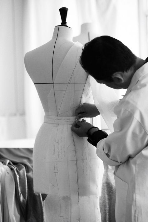 Moulage Draping, Sewing Construction, Sewing Aesthetic, Designer Photography, Draping Techniques, Dior Gown, Fabric Draping, Fashion Designer Studio, Fashion Runway Show