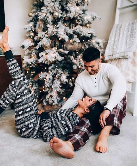 Christmas Pajama Pictures, Christmas Couple Photos, Christmas Couple Pictures, Christmas Poses, Christmas Family Photoshoot, Christmas Card Pictures, Xmas Photos, Couples Christmas, Christmas Pj