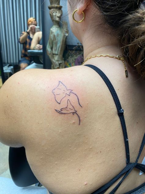 Two Manta Rays Tattoo, Tattoos Stingray, Stingray Shoulder Tattoo, Cool Stingray Tattoo, Manta Ray Spine Tattoo, Sting Ray Tattoo Ideas, Minimalist Stingray Tattoo, Mantaray Tattoo Simple, Small Ray Tattoo