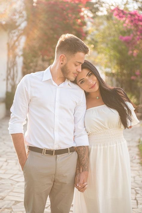 Pre Engagement Photoshoot, Engagement Photo Shoot Poses, Pre Wedding Photoshoot Props, Wedding Fotos, Engagement Picture Outfits, Pre Wedding Photoshoot Outfit, Wedding Photoshoot Props, Pre Wedding Shoot Ideas, Pre Wedding Photoshoot Outdoor