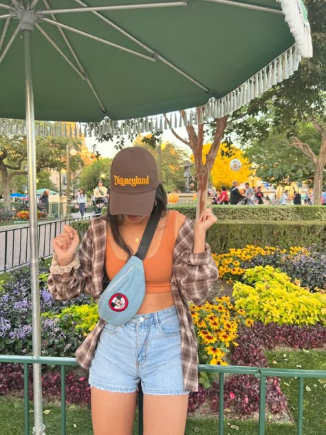 Fall Outfits Disneyland, Disneyland Outfits Autumn, Disneyland Outfits Fall Trendy, Disneyland Outfit Inspiration, Halloween Theme Park Outfit, Epcot Outfit Ideas Fall, Cute Outfits For Theme Parks, Disney Halloween Trip, Disney World In October Outfits