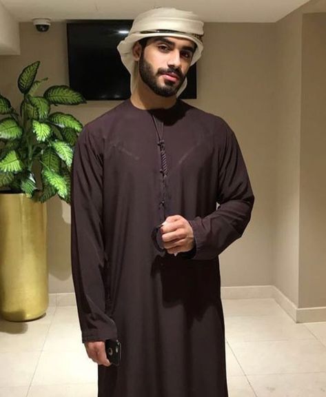 Dubai Men Outfit, Umroh Outfit, Jubbah Men, Thobes Men, Muslim Men Clothing, Arab Men Fashion, Wedding Kurta For Men, Guy Fits, Handsome Arab Men