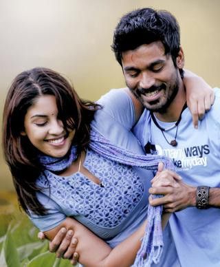 Mayakam enna Love Pirai thedum Naan sonnadhum Mayakkam Enna Dhanush Hd Wallpaper, Mayakkam Enna, Dhanush Mass Images, Polaroid Ideas, Song Images, Movies Photo, Lovers Pics, For Whatsapp Status, Movie Pic