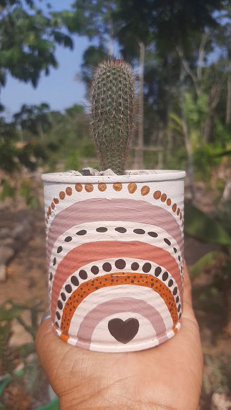 Painted Tin Can Flower Pots, Painted Cans For Plants, Painted Cans Ideas, Tin Can Painting Ideas, Painted Tin Cans, Tin Can Art, Aluminum Can Crafts, Diy Crafts Love, Flower Pot Design