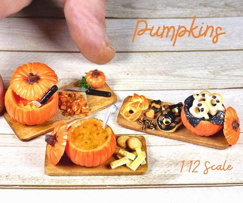 🧡 Pumpkins Collection 🧡 1.12 scale miniature food 🛒Shop Link in Bio 🛒 #pumpkin #pumpkins #pumpkinminiature #pumpkinfood #miniature #112scale #ミニチュア #ドールハウ #miniaturas #dollhouse #dollhousefood #miniatures #minis #minifood #miniaturefood #polymerclay #handmade #casadellebambole #cibominiatura #miniaturist Rustic Dollhouse, Mini Choses, Pumpkin Food, Halloween Dollhouse, Spooky Candy, Cookies Party, Vegetables Food, Biscuits Cookies, Miniature Halloween