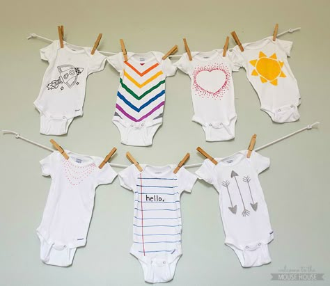 7 Cute Ways to Decorate a Gerber® ONESIES® using Tulip Fabric Markers - perfect for that activity at your next baby shower! Baby Shower Onesie Decorating, Baby Onesies Diy, Onesie Station, Onesie Party, Tulip Fabric, Onesie Decorating, Boy Baby Shower Ideas, Baby Shower Tags, Diy Bebe