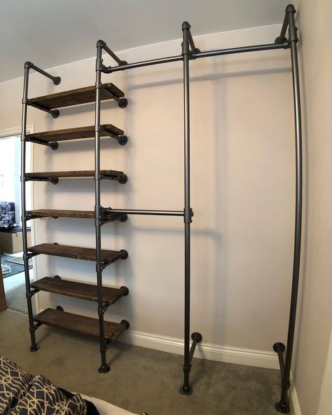 Cedar Cabinets, Industrial Pipe Closet, Cedar Shelves, Pipe Closet, Diy Kast, Wall Mounted Closet, Industrial Closet, Diy Rangement, Industrial Pipe Shelves