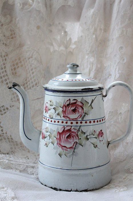 . Enamel Ware, Vintage Enamelware, Teapots And Cups, Vintage Tins, Chocolate Pots, Shabby Vintage, French Antique, Chocolate Coffee, Tea Kettle