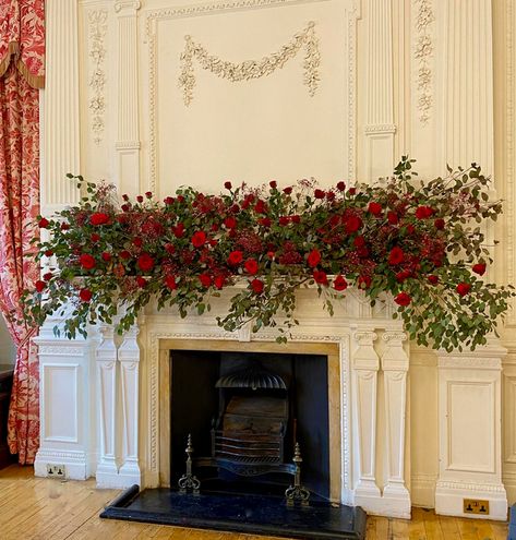 Red Roses Christmas Decor, Fireplace Flowers Wedding, Red Flower Wedding, Wedding Mantle, Fireplace Wedding, Red Flower Arrangements, Fireplace Backdrop, Red Rose Arrangements, Wedding Fireplace