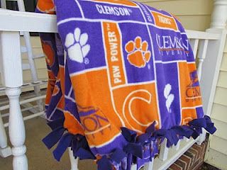 No-Sew Stadium Blanket Tutorial Sew Blankets, Easy Homemade Christmas Gifts, No Sew Blankets, Stadium Blanket, Blanket Tutorial, Inexpensive Christmas Gifts, Christmas Gift Packaging, Stadium Blankets, Tie Blankets