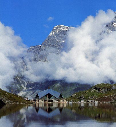 Gurdwara Sri Hemkund Sahib.   Just one place.... just one... this one! jdv. Uttarakhand Village, Hemkunt Sahib, Hemkund Sahib, Mountains In India, Guru Nanak Jayanti, Visa Online, Guru Nanak, Tourist Places, Places Of Interest