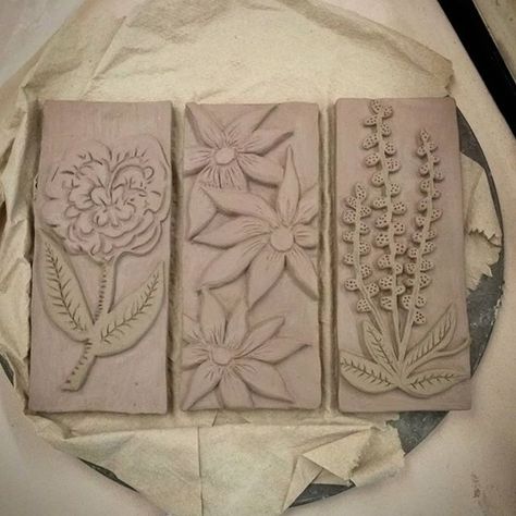 Flower Clay Tiles Design, Subtractive Ceramics, Relief Ceramic Tiles, Texture Clay Ideas, Ceramic Slabs Tiles, Clay Tiles Designs, Clay Relief Tiles, Clay Relief, Relief Tiles