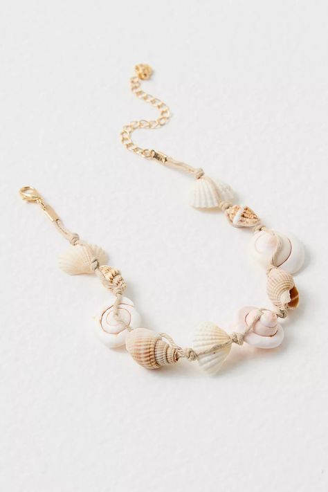 Rakhi Design, Seashell Jewelry, Diy Bracelet Designs, Beach Activities, Coastal Chic, Shell Art, Beach Inspired, Phone Charm, So Sweet