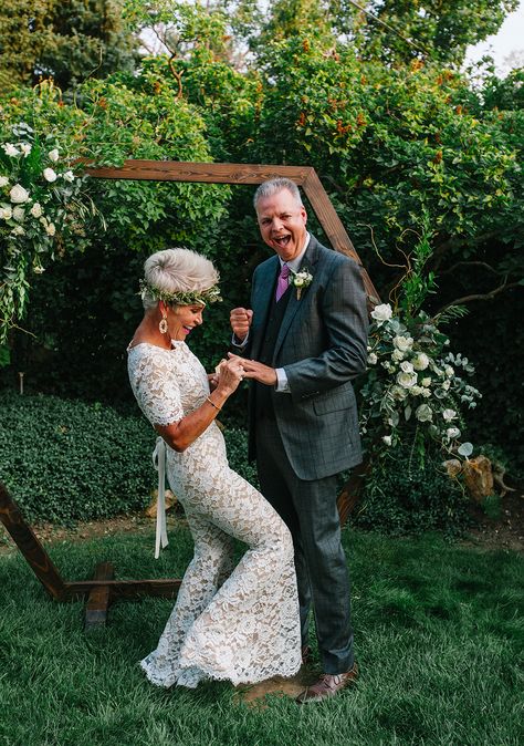 My Wedding Day Was So Magical - Chic Over 50 Over 50 Wedding Dress, Older Bride Dresses, Hairstyles Brides, Wedding Outfits For Women, Chic Over 50, Sheath Wedding, Pink Wedding Dress, Grunge Dress, What To Wear To A Wedding