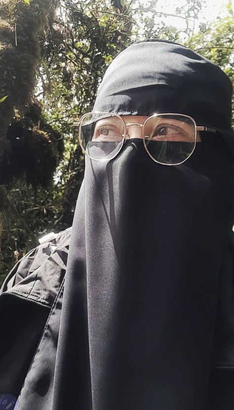 x.KHaDijA cHouHaN Instagram Dp Hijabi Girl, Black Burkha, Burkha Girl, Hijabi Girl Dp, Hijab Girls Dp, Hijabi Girl Aesthetic, Black Hijabi Girl, Niqab Aesthetic, Grey Hijab