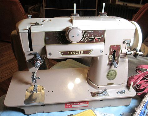 My Sewing Machine Obsession: 1951 Singer 401A repair Modern Sewing Machines, Singer Machine, Sewing Project Ideas, Sewing Machine Repair, Seam Rippers, Machines Fabric, Old Sewing Machines, Antique Sewing Machines, Vintage Sewing Machine