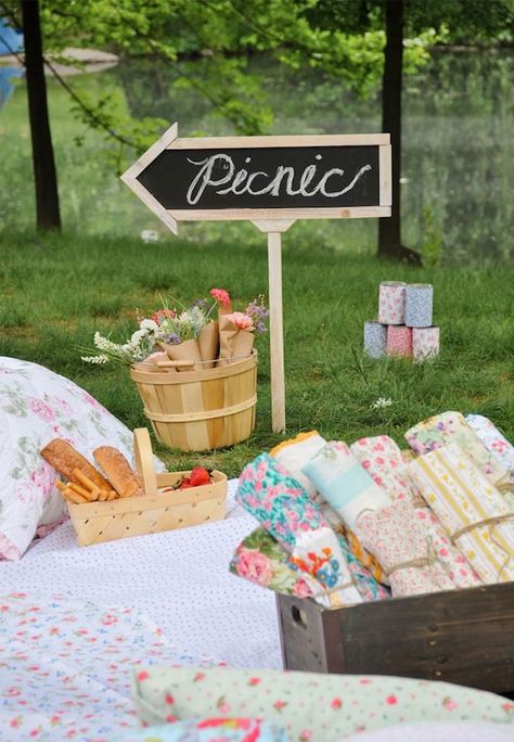 Now this is how to lead your guests to the picnic in style. Picnic Baby Showers, Picnic Birthday Party, Picnic Theme, Picnic Inspiration, Picnic Decorations, Picnic Birthday, Teddy Bear Picnic, New York Central, Perfect Picnic