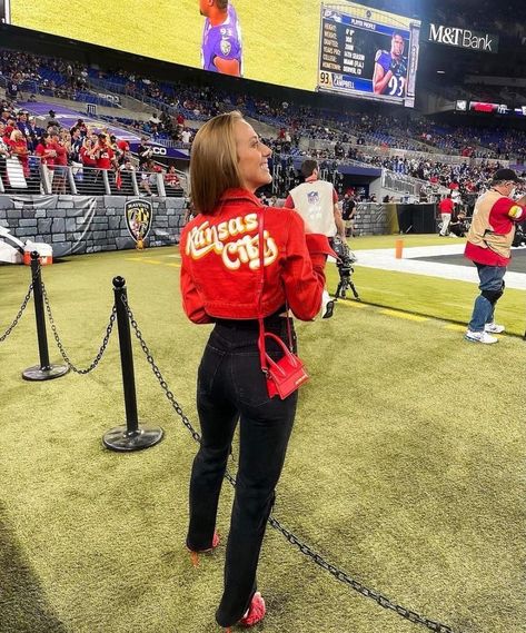 BROdenim (@brodenim) • Instagram photos and videos Brittany Matthews, Nfl Wags, Nfl Wives, Gameday Fashion, Footballers Wives, Nfl Football Games, Football Wags, College Games, Chiefs Shirts