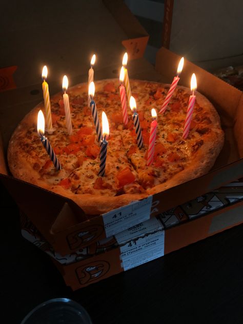 Pizza With Candles Birthday, Pizza Candle, Late Summer Party, Unique Birthday Celebration, Pizza Birthday Cake, Filler Photo Ideas, Birthday Aesthetics, Birthday Cake Alternatives, Birthday Pizza