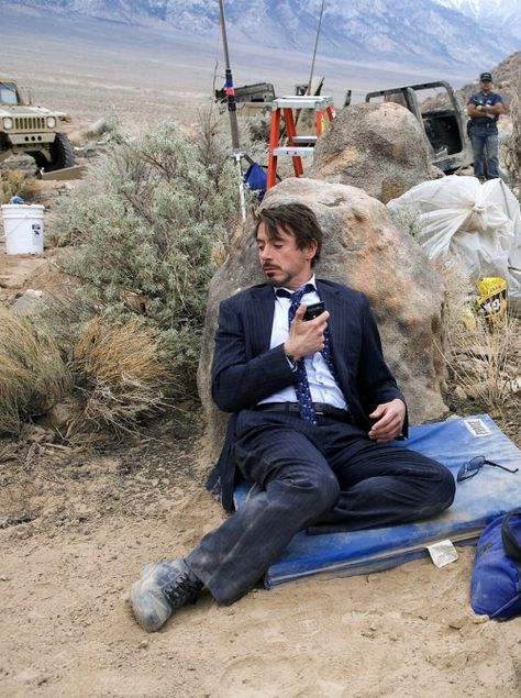 Robert Downey Jr. during filming of "Iron Man" in Lone Pine, Calif. ليلي كولينز, Antonio Guterres, Toni Stark, Robert Downey Jr., Robert Downey Jr Iron Man, Avengers Cast, Iron Man Tony Stark, Marvel Photo, Marvel Images