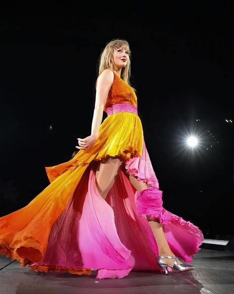 Eras Tour Images, Taylor Swift Images, Photos Of Taylor Swift, Estilo Taylor Swift, Taylor Swift Cute, Taylor Swift Posters, Swift Photo, All About Taylor Swift, Taylor Swift Outfits