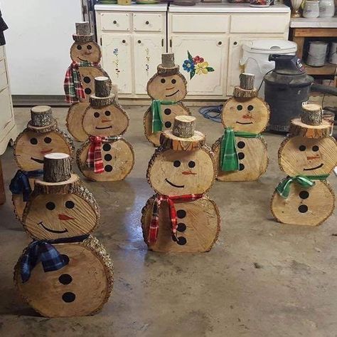 Wooden Snowmen Backyard Crafts, Juleverksted For Barn, Wooden Snowmen, Diy Jul, Wood Snowman, Christmas Wood Crafts, Snowman Crafts, Noel Christmas, Christmas Wood