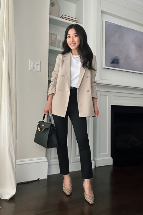 Banana republic factory blazer with Ann Taylor Audrey crop pants and gucci heels Petite Capsule Wardrobe, Summer Office Attire, Business Formal Outfit, Spring Workwear, Workwear Outfits, Blazer Outfits Casual, Gucci Heels, Spring Work Outfits, Corporate Outfits