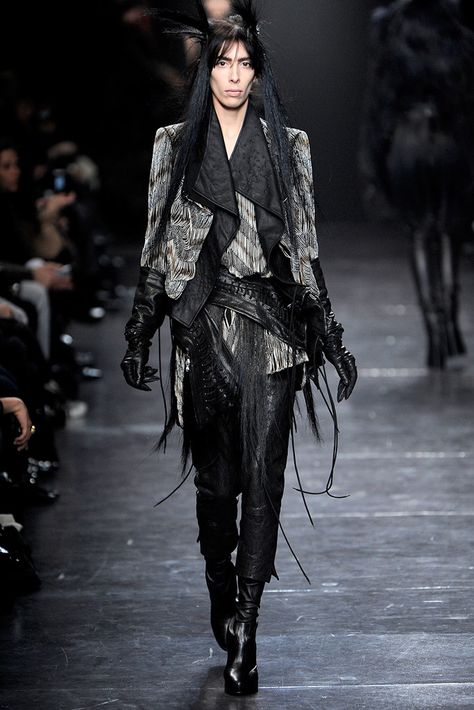 Ann Demeulemeester Fall 2011 Ready-to-Wear Fashion Show - Jamie Bochert (OUI) Anne Demeulemeester, Jamie Bochert, Dolly Fashion, Artsy Style, Street Style Edgy, Ann Demeulemeester, Yohji Yamamoto, Dark Fashion, Designer Collection