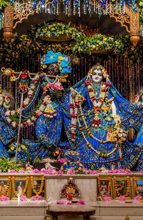 Hare Krishna Mantra, Iskcon Krishna, Krishna Avatar, Radhe Krishna Wallpapers, Shree Krishna Wallpapers, Happy Navratri Images, Krishna Book, Lord Krishna Hd Wallpaper, Peace Illustration