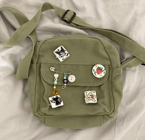 Tomboy Assesories, Messenger Bag Decoration, Messager Bags Aesthetic, Japanese School Bag, Messanger Bag, O Bag, Backpack Decoration, Closet Accessories, Bags Aesthetic