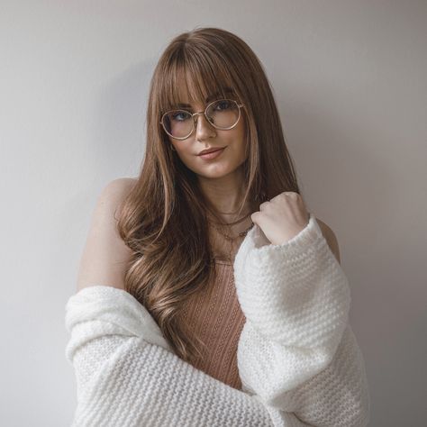 #cozy #homewear #fashionblogger #fashionlook #brillenträger #glasses #outfitoftheday #outfitideas #outfitinspiration #hairstyles #fringe #bangs #blondehair #ootd #ootdfashion Fringe Hairstyles With Glasses, Fringe With Glasses, Glasses And Bangs, Cozy Homewear, Hairstyles Fringe, Homewear Outfit, Bangs And Glasses, Front Bangs, Hairstyles With Glasses