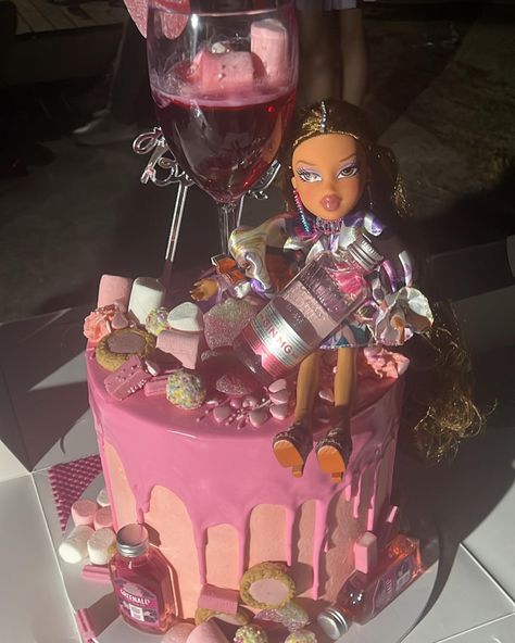 Bratz Birthday Cake, Bratz Birthday, 21st Bday Cake, Birthday 22, 21 Bday, 25th Bday, Barbie Doll Cakes, 21 Birthday, Creative Cake Decorating