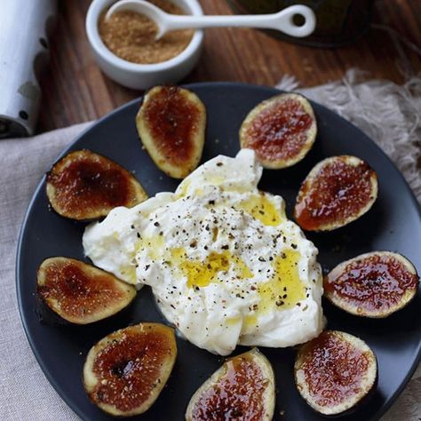 12 Ways to Indulge in Rich and Creamy Burrata Cheese Burrata Recipe, Brunch Items, Fresh Tomato Recipes, Fingerfood Party, Burrata Cheese, Fig Recipes, Fresh Figs, Peach Recipe, Cheese Plate