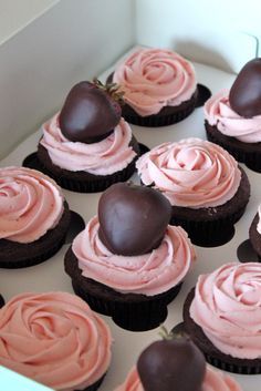 This is recipe for Chocolate Covered Strawberry Cupcakes from Baked Perfection Cupcakes Lemon, Cupcakes Strawberry, Recipes Cupcakes, Deco Cupcake, Ideas Cupcakes, Cupcakes Birthday, Cupcakes Recipes, Cupcakes Ideas, Covered Strawberry