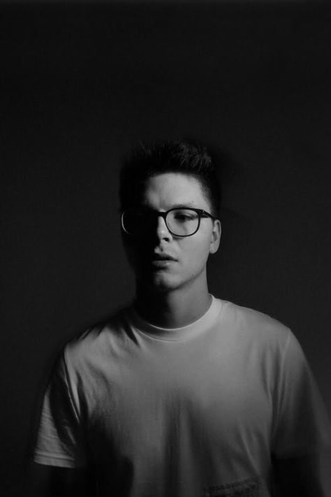 In this episode of the Auxoro Podcast, Kevin Garrett talks about the flow state of songwriting, Pittsburgh sports, comedy sketches, working with Beyoncé, and more Kevin Garrett, Music Photoshoot, Pittsburgh Sports, Flow State, Spotify Covers, Sketch Comedy, Wild Hair, Pittsburgh Penguins, Grammy Awards