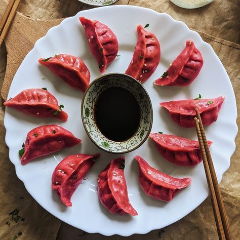 A super simple recipe for pink potstickers! Vegan jiaozi with a pretty pink color and a delicious filling. Perfect for vegans who love Asian food. Savoury Pink Foods, Pink Food Savoury, Pink Entree Food, Pink Dinner Ideas, Pink Colored Food, Pink Dinner Food, Pink Savory Food, Pink Meals, Pink Themed Food