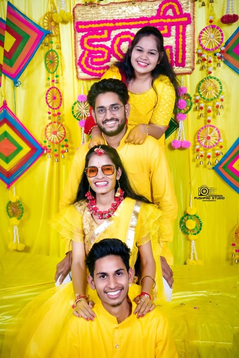 bride wedding photos shoot Pose For Haldi Function, Groom Hldi Pose, Haldi Rasam Outfit, Haldi Ka Photo, Haldi Pic Boy, Haldi Poss Boys, Dulha Haldi Pose Single, Haldi Rasam Photography, Haldi Boys Photoshoot